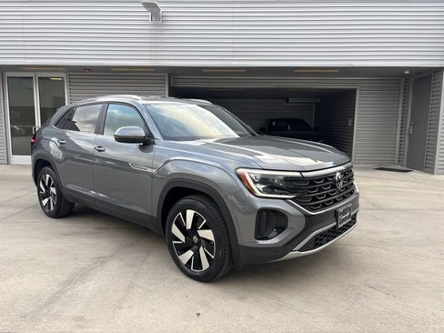 Used 2025 Volkswagen Atlas Cross Sport SE FWD image 6