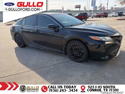 Used 2018 Toyota Camry XSE image 3