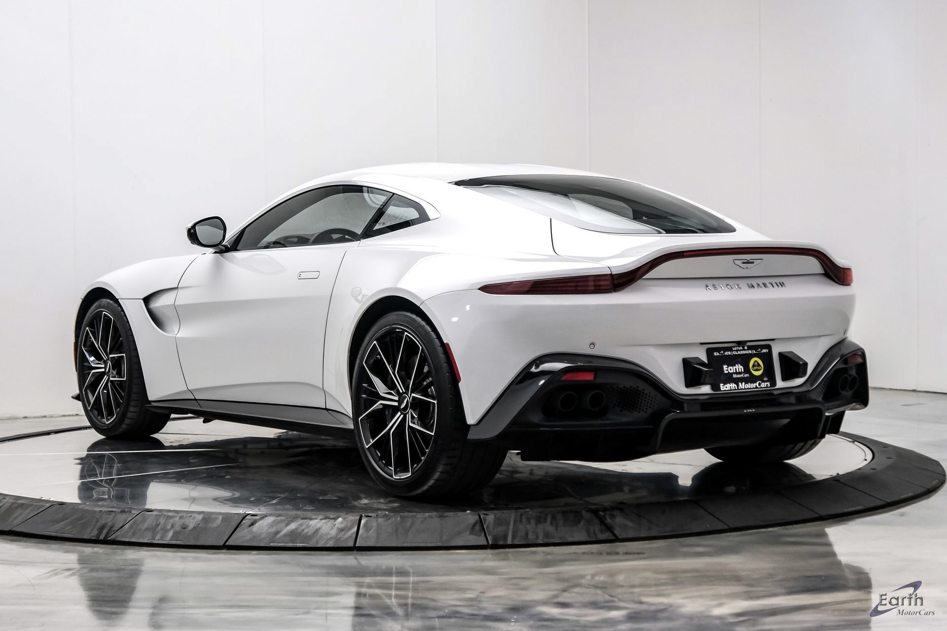 Used 2022 Aston Martin V8 Vantage Coupe RWD image 13