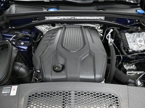 Certified 2026 Porsche Macan AWD/4WD image 18