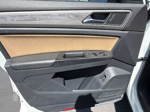 Used 2020 Volkswagen Atlas Cross Sport SE w/ Panoramic Sunroof Package FWD image 20