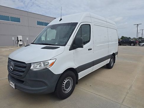 Used 2024 Mercedes-Benz Sprinter 2500 image 32