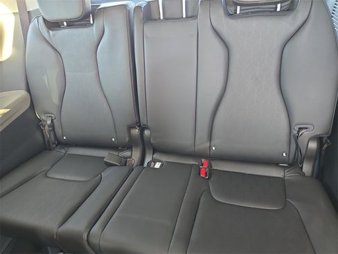 New 2026 Kia Carnival LXS image 17