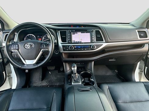 Used 2017 Toyota Highlander Limited image 3