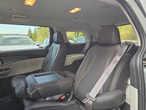 Used 2022 Kia Carnival LX FWD image 17