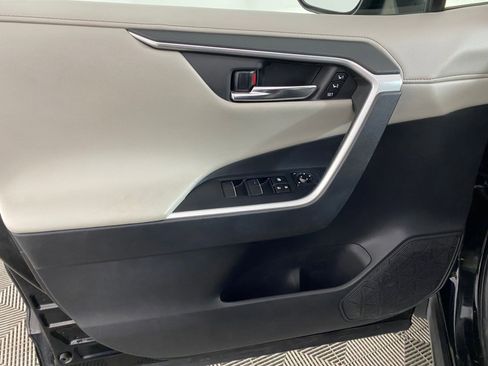 Used 2020 Toyota RAV4 Limited image 11