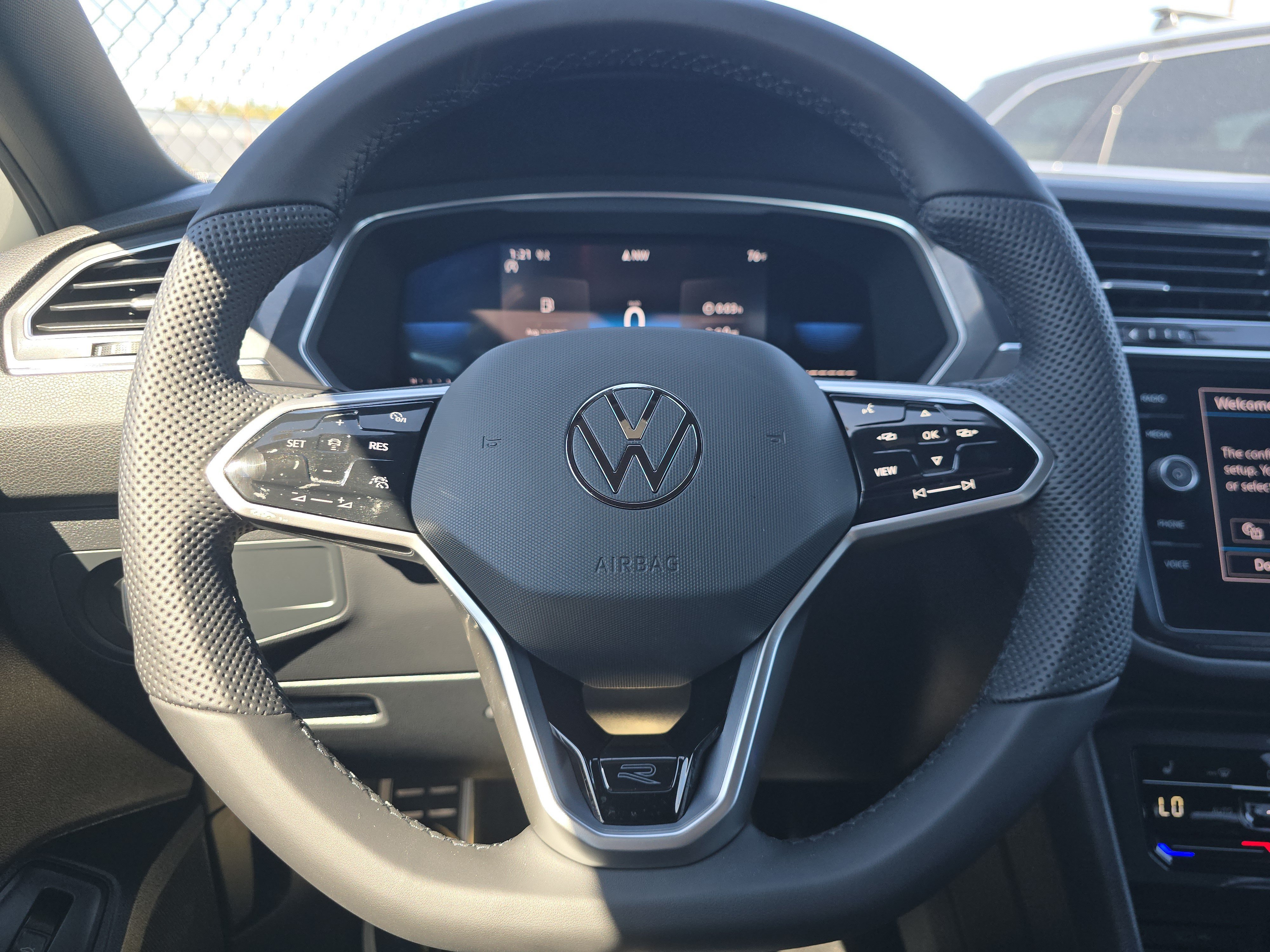 Certified 2022 Volkswagen Tiguan SE R-Line AWD/4WD image 23