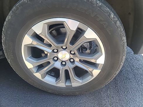 Used 2025 Chevrolet Suburban LT w/ Comfort Package AWD/4WD image 9