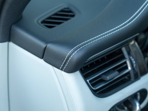 Certified 2022 Porsche Macan AWD/4WD image 44