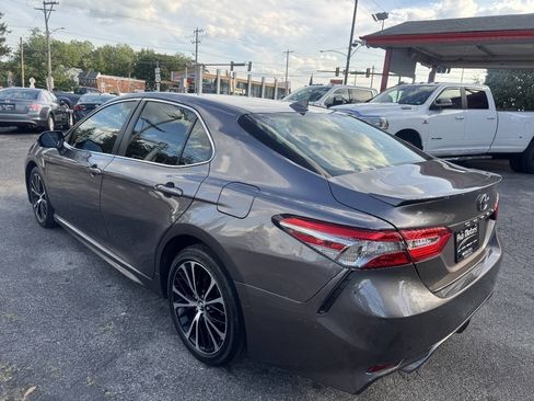 Used 2019 Toyota Camry SE FWD image 6