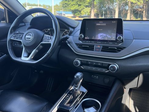 Used 2024 Nissan Altima 2.5 SR FWD image 3