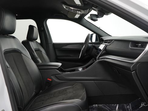 Used 2023 Jeep Grand Cherokee Altitude image 12