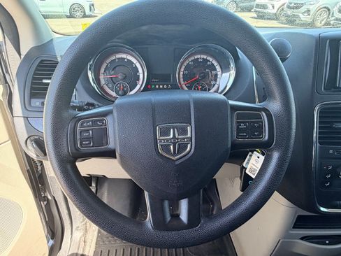 Used 2019 Dodge Grand Caravan SE w/ UConnect Hands-Free Group FWD image 17