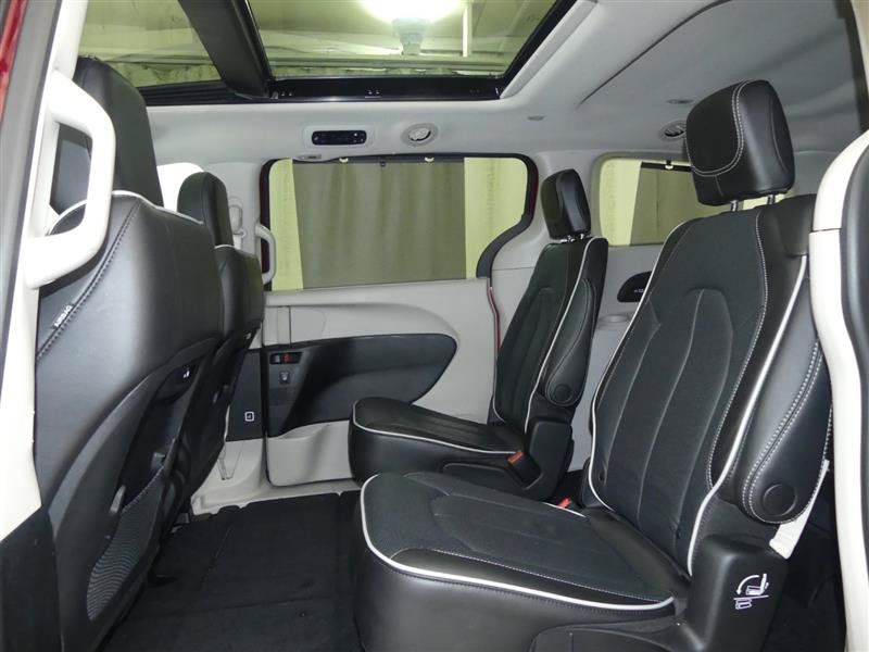 Used 2023 Chrysler Pacifica Limited AWD/4WD image 26