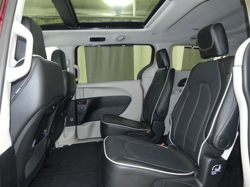 Used 2023 Chrysler Pacifica Limited image 26