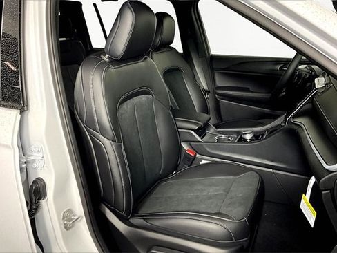 New 2025 Jeep Grand Cherokee L Altitude image 11