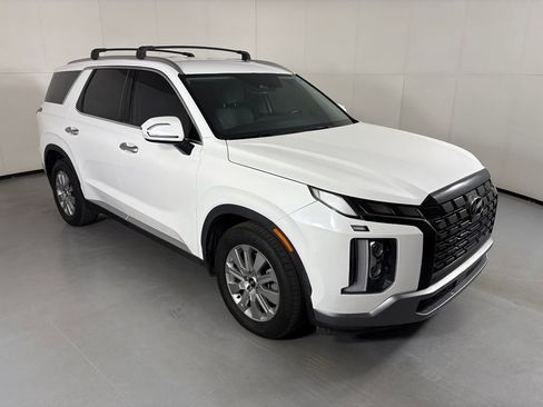 Used 2023 Hyundai Palisade SEL FWD image 2