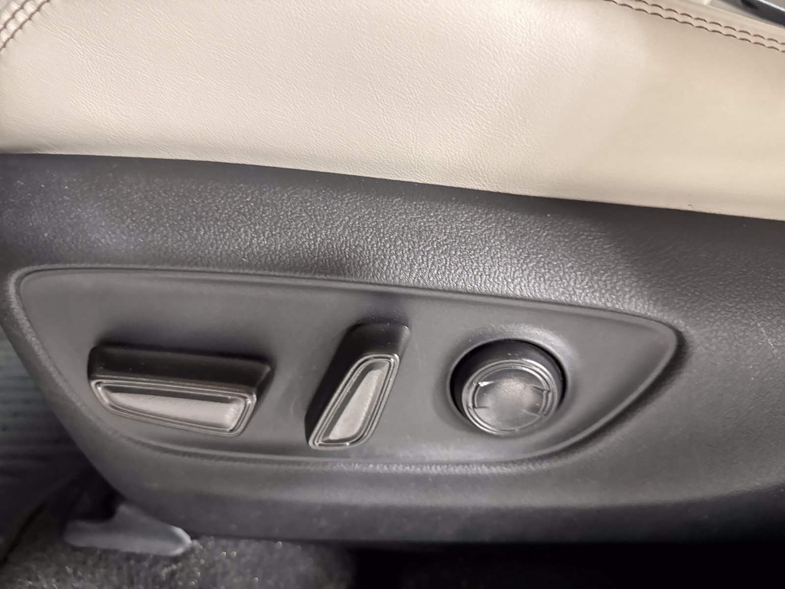 Used 2022 Toyota RAV4 Limited AWD/4WD image 17