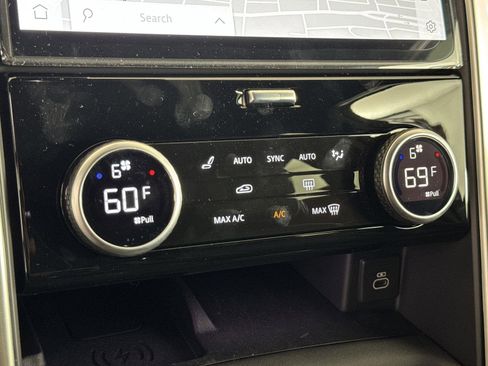 Certified 2025 Land Rover Discovery Metropolitan Edition image 16