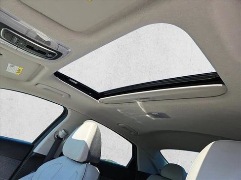 Used 2021 Hyundai Elantra Limited image 9