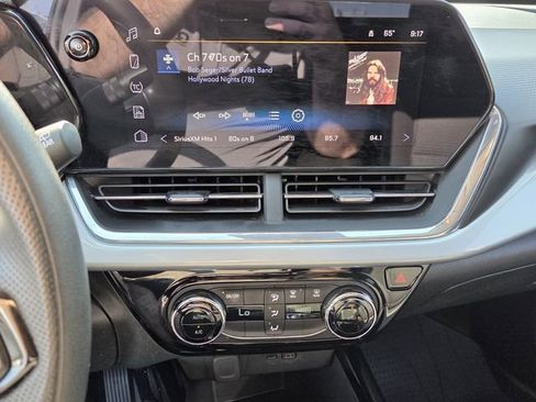 Used 2024 Chevrolet Trax LT FWD image 17