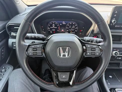 Used 2025 Honda Pilot Black Edition image 17