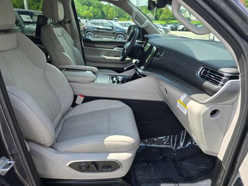 Used 2024 Jeep Wagoneer L Series III w/ Premium Group I AWD/4WD image 31