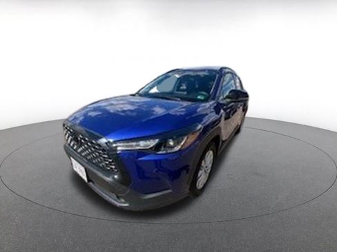 Used 2025 Toyota Corolla Cross LE image 3