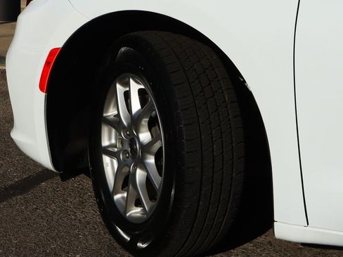 Used 2023 Chrysler Pacifica Touring-L image 5