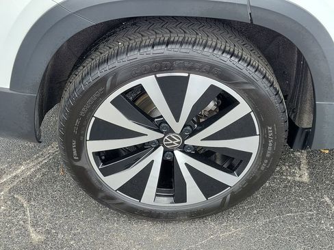 Used 2024 Volkswagen Taos SE image 7