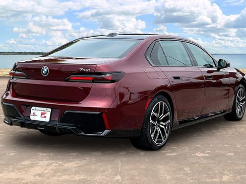 Used 2023 BMW 740i w/ Parking Assistance Package RWD image 4