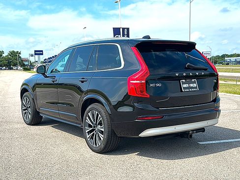 Used 2022 Volvo XC90 T5 Momentum w/ Protection Package Premier FWD image 6
