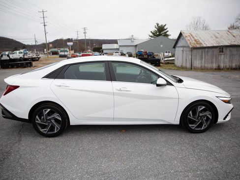Used 2025 Hyundai Elantra SEL image 2