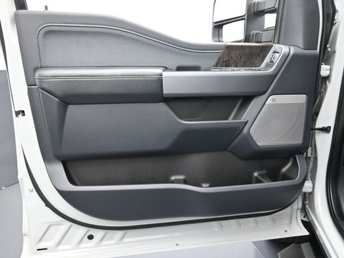 Used 2025 Ford F250 Lariat w/ Black Appearance Package image 18