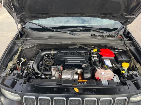 Used 2021 Jeep Renegade Latitude w/ Luxury Group I image 22