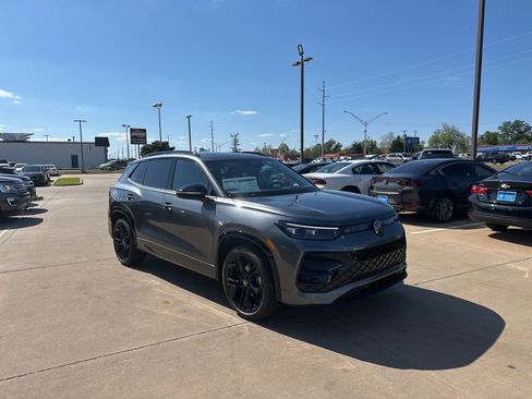 New 2026 Volkswagen Tiguan SE R-Line FWD image 3