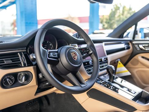 Certified 2026 Porsche Macan AWD/4WD image 4