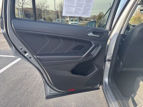 Used 2022 Volkswagen Tiguan SE image 32