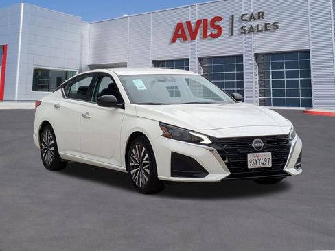 Used 2025 Nissan Altima 2.5 SV FWD image 3