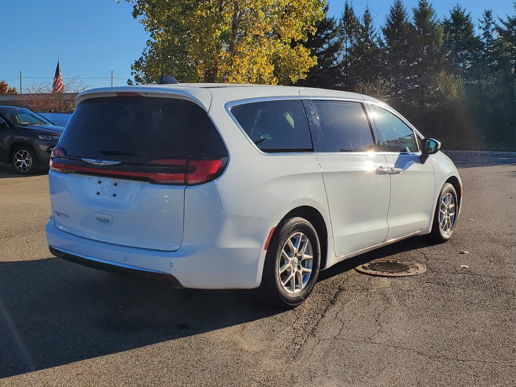 Used 2023 Chrysler Pacifica Touring-L FWD image 4