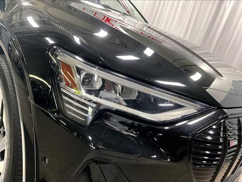 Used 2022 Audi e-tron Premium Plus image 15
