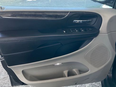 Used 2015 Chrysler Town & Country Touring image 26