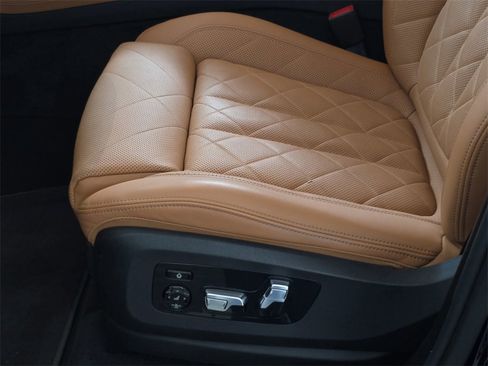 Used 2024 BMW X7 xDrive40i w/ Executive Package image 32