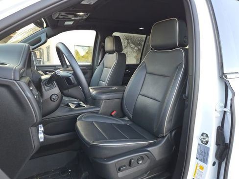 Used 2023 GMC Yukon SLT w/ SLT Premium Package image 14