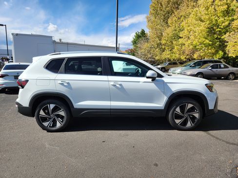 New 2025 Volkswagen Taos SE AWD/4WD image 8