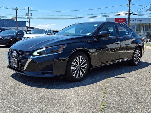 Certified 2024 Nissan Altima 2.5 SV w/ SV Premium Package FWD image 3