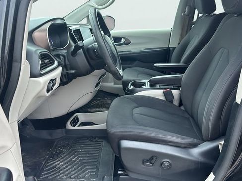 Used 2019 Chrysler Pacifica Touring Plus w/ Advanced Safetytec Group FWD image 21
