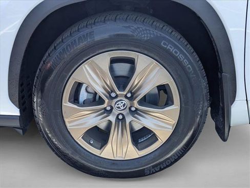 Used 2023 Toyota Highlander Bronze Edition FWD image 26
