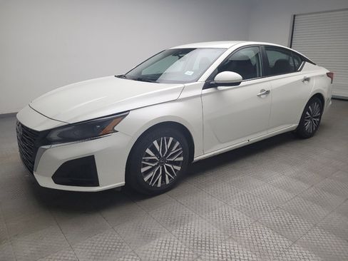 Used 2023 Nissan Altima 2.5 SV image 2