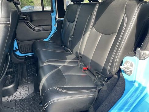 Used 2017 Jeep Wrangler Unlimited Sahara AWD/4WD image 16